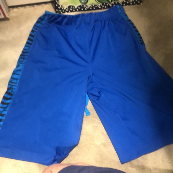 Nike lacrosse athletic shorts. The elastic waist band needs to be sewn down - Picture 2 of 7